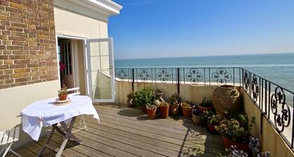 Delightful apartment with sea views on the Seafront of Deal