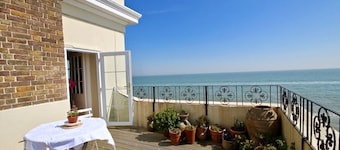 Delightful apartment with sea views on the Seafront of Deal