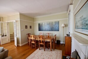 Dining - Delightful apartment with sea views on the Seafront of Deal (Deal)