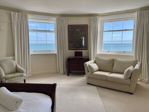 2 bedrooms, desk, iron/ironing board, WiFi - Delightful apartment with sea views on the Seafront of Deal (Deal)