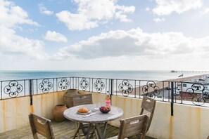 Outdoor dining - Delightful apartment with sea views on the Seafront of Deal (Deal)