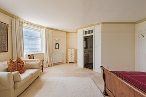 2 bedrooms, desk, iron/ironing board, WiFi - Delightful apartment with sea views on the Seafront of Deal (Deal)