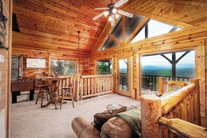 Fernseher, Kamin, Tischfußball