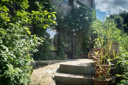 Bright paritalohuoneisto ympäröi mäntymetsä, Kotieläimet tervetuloa