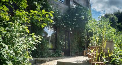 Bright paritalohuoneisto ympäröi mäntymetsä, Kotieläimet tervetuloa