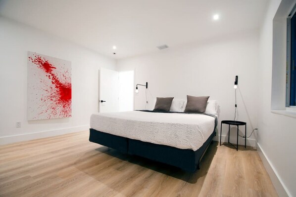 2 chambres, bureau, fer et planche à repasser, accès au Wi-Fi (inclus)