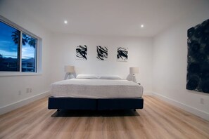 2 slaapkamers, een bureau, een strijkplank/strijkijzer, gratis wifi