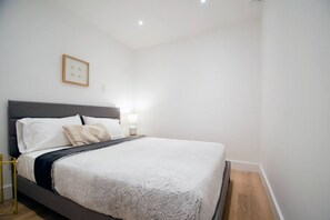 2 Schlafzimmer, Schreibtisch, Bügeleisen/Bügelbrett, kostenloses WLAN
