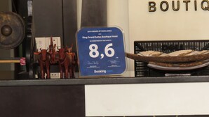 Ein Hotelrezeptionstresen mit Bewertungsschild, einer Bullfigur und einer Brottafel.