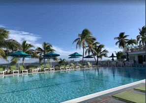 Alberca al aire libre y alberca climatizada