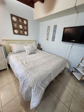 2 bedrooms, iron/ironing board, travel crib, free WiFi - Waterfront Bring Your Boat Cabana Club Membership Included (Key Colony Beach)