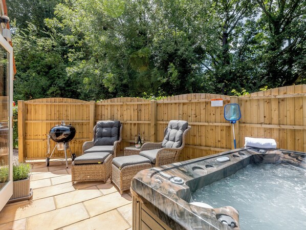 Paved patio area with hot tub | The Chicken Coop - Bray Holiday Cottages, Fulletby, near Horncastle