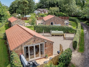 Il s’agit d’une propriété résidentielle comprenant une maison en briques, une véranda, un espace barbecue et un grand réservoir d’eau.
