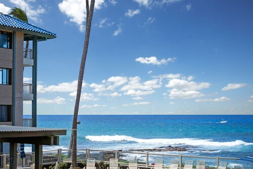 1 Bdrm Ocean & Pool view with Large Lanai & AC in the heart of Kailua Kona 