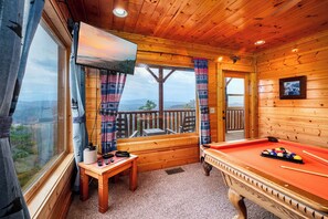 Interior - Misty Blue - Mountain View, Hot Tub & Pool Table (Sevierville)