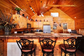 Fridge, microwave, oven, stovetop - Misty Blue - Mountain View, Hot Tub & Pool Table (Sevierville)