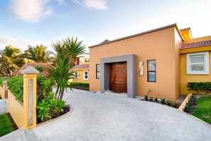 Exterior - Double Lot 4BR Oceanfront Oasis + Pool + Concierge (Isla Mujeres)