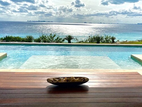 Double Lot 4BR Oceanfront Oasis + Pool + Concierge