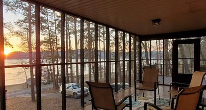 LAKE FRONT 3BR/3BA HOUSE with PRIVATE DOCK!