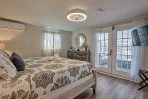 4 bedrooms, desk, iron/ironing board, travel cot