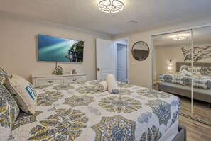 4 habitaciones, escritorio y tabla de planchar con plancha 