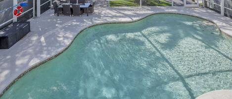 Een buitenzwembad en een verwarmd zwembad