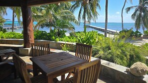 Outdoor dining - Beach Front- 3 Bedroom 3 Bathroom- Luxury House V6 (San Pedro)