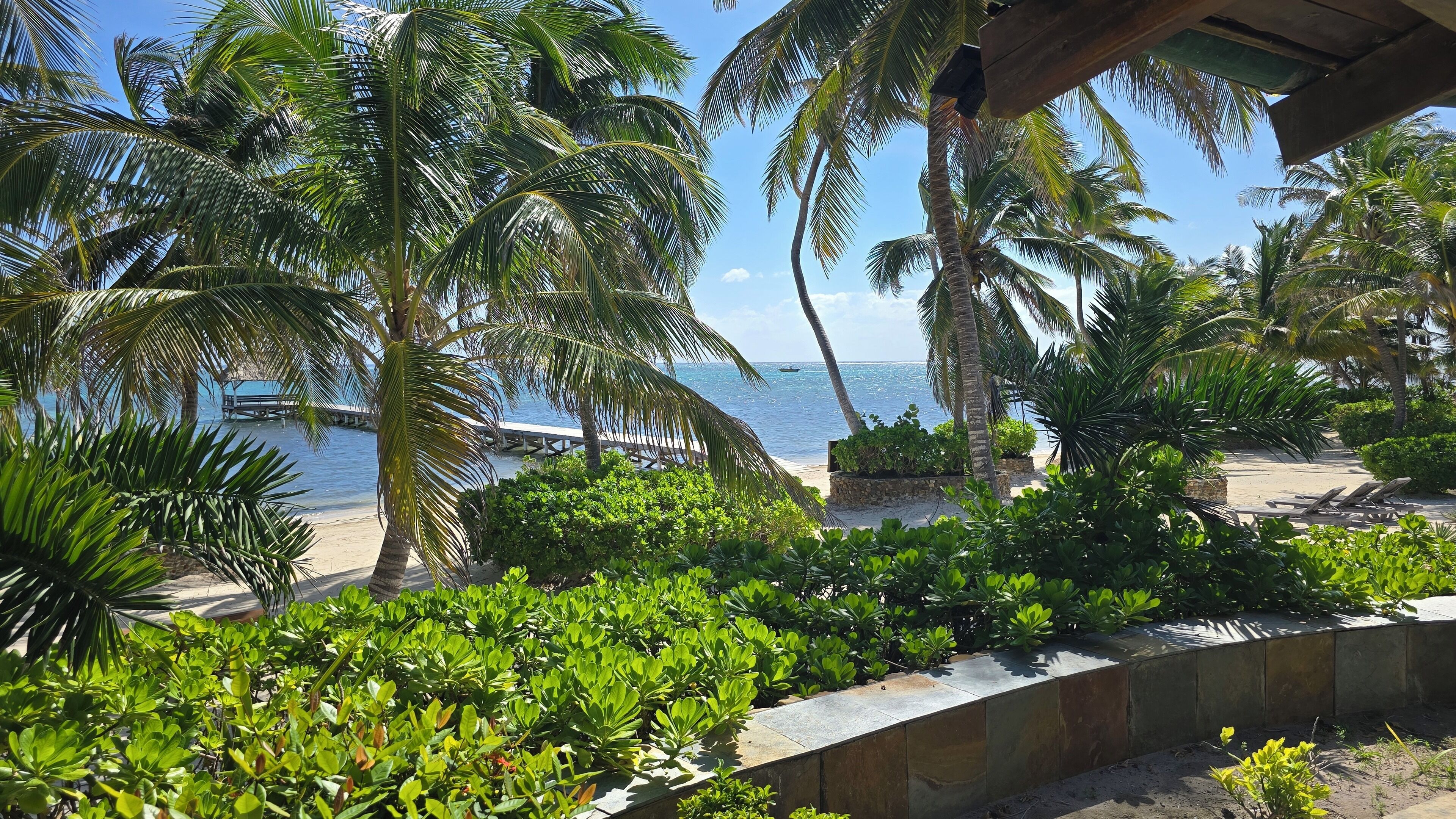 在海滩、沙滩椅、沙滩毛巾