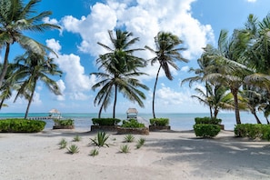 Sur la plage, chaise longue, serviettes de plage