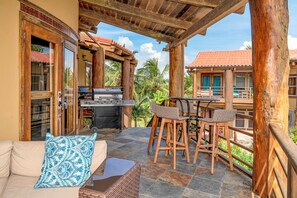 Outdoor dining - Luxury Villa In A Private Beachfront Oasis, W/ Tennis, Pickleball, Dock/ Pool! (San Pedro)