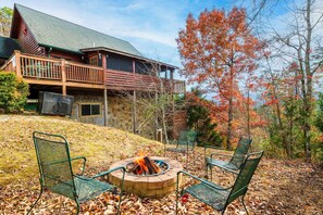 Property grounds - Moonlit Hideaway - Beautiful Views, Steamy Hot Tub, Game Room + More! (Sevierville)