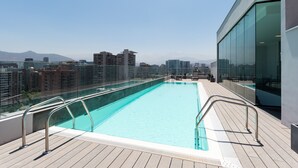 Una piscina al aire libre de temporada