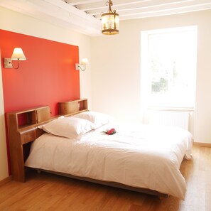 4 bedrooms, travel cot, free WiFi, bed sheets