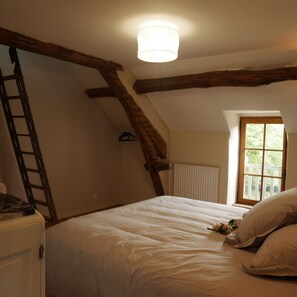4 bedrooms, travel cot, free WiFi, bed sheets