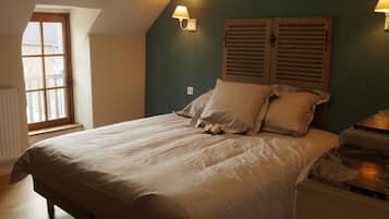 4 bedrooms, travel crib, free WiFi, bed sheets
