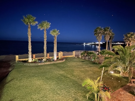 Property grounds. Beach Front House, Bajas getaway