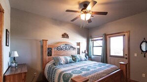 2 bedrooms, iron/ironing board, WiFi, bed sheets - Cozy Cabin | Forest Views | Dog-Friendly (Show Low)