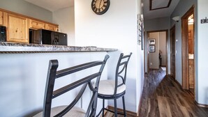 Coffee/tea maker, fridge, microwave, oven - Cozy Cabin | Forest Views | Dog-Friendly (Show Low)