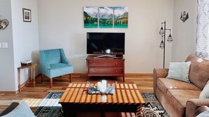 TV - Cozy Cabin | Forest Views | Dog-Friendly (Show Low)