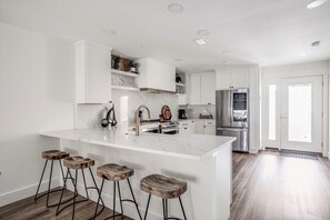 Geladeira, micro-ondas, fogão, cooktop