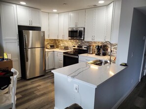 Frigorifero, microonde, forno, piano cottura