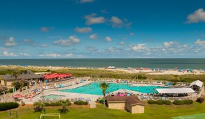 Un resort con varias piscinas, acceso a la playa y vista al océano.