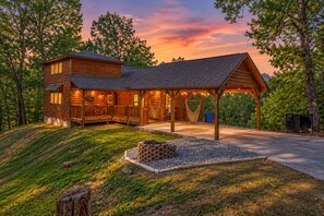 A log cabin with a covered porch and a fire pit area. - Leaf Peeping, VIEWS, Hot Tub, Handicap Accessible, 15mins to downtown Gatlinburg (Sevierville)