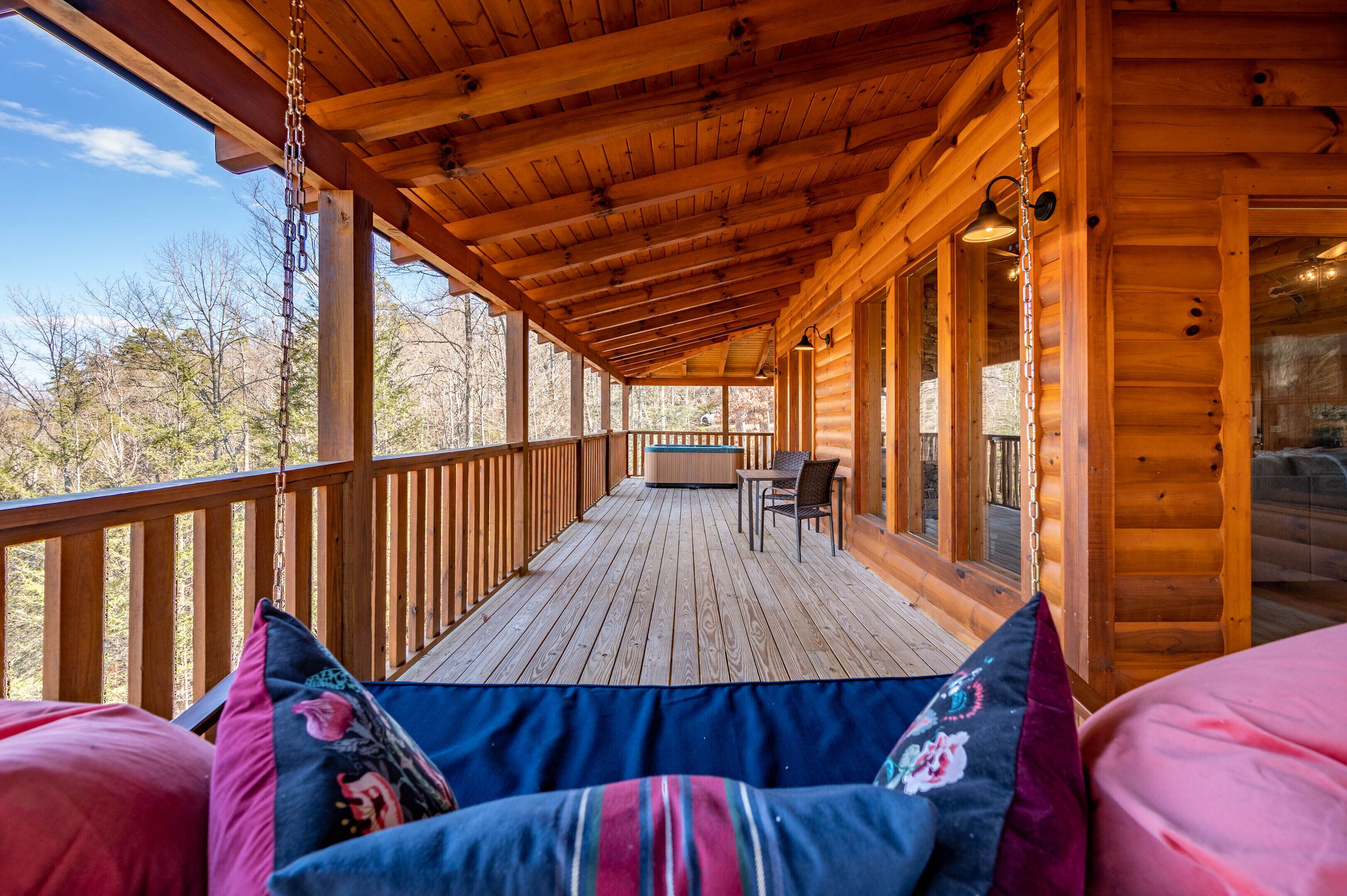 Une terrasse en bois dotée d’un espace abrité, d’une table et de chaises.
