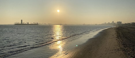 靠近海滩、沙滩毛巾