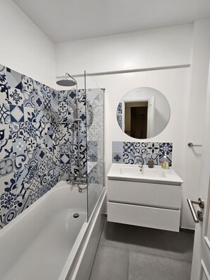 Combined shower/tub, hair dryer, bidet, towels