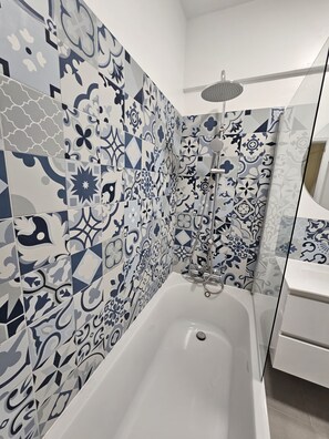 Tina con regadera, secadora de cabello, bidet, toallas