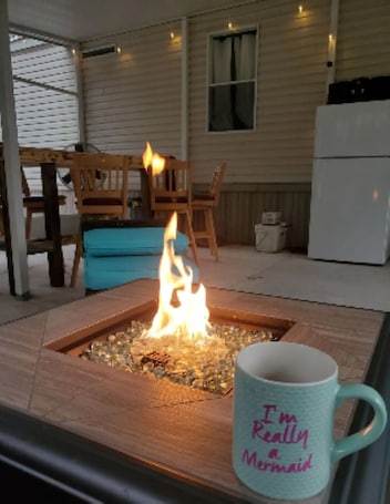 Interior. Cozy quiet home close to tourist attractions & airboating. Pet-friendly!