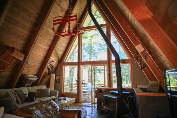 Smart-TV, peis, DVD-spiller og bøker