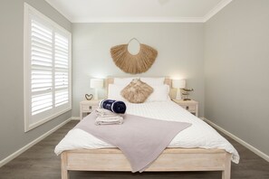 4 bedrooms, iron/ironing board, free WiFi, bed sheets